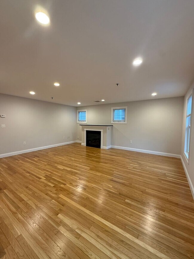Building Photo - Mission Hill 3bed / 2bath on Calumet St available NOW $3600