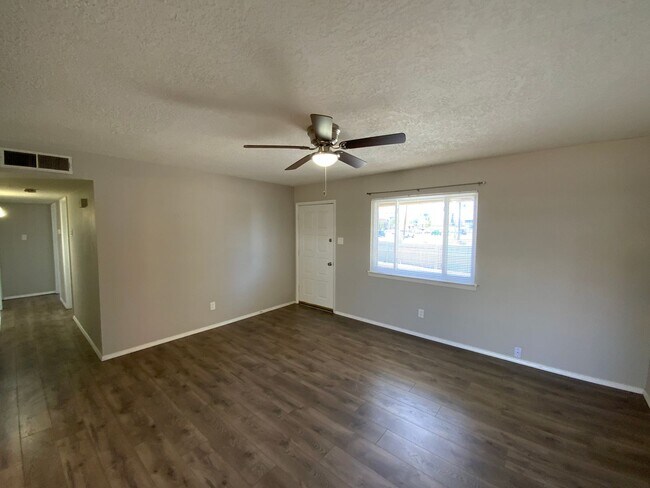 Foto del edificio - 3 Bedroom Single Story Home Available Near...