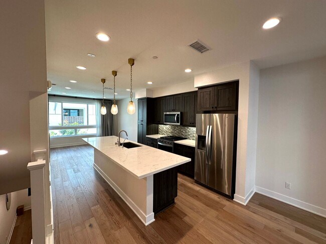 Foto del edificio - Fantastic 3 Story Townhome - 2 bedrooms - ...