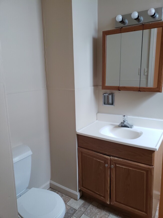 Building Photo - 1 bed with washer dryer hook up