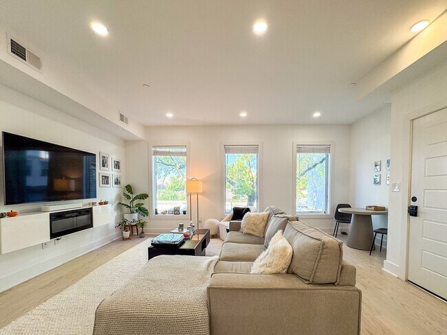 Building Photo - 231 Maverick St