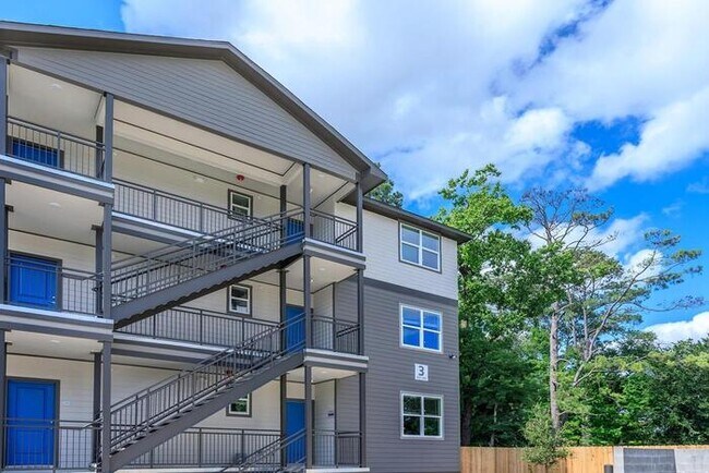 Building Photo - 1620 Oak Tree Dr