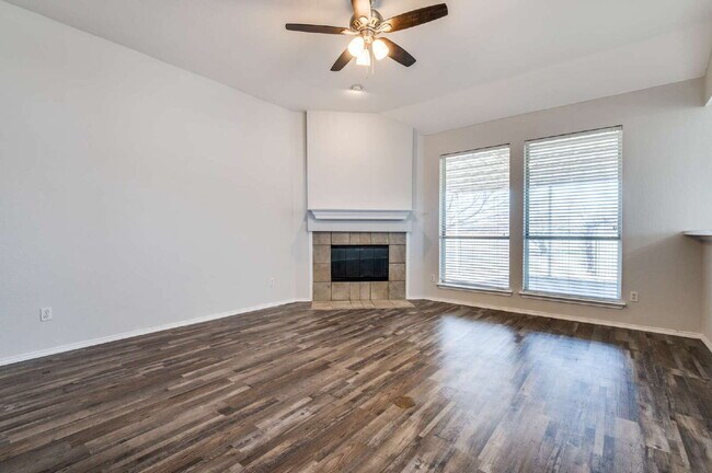 Foto del edificio - Beautiful 4BD Home with Pond Views & Covered Patio