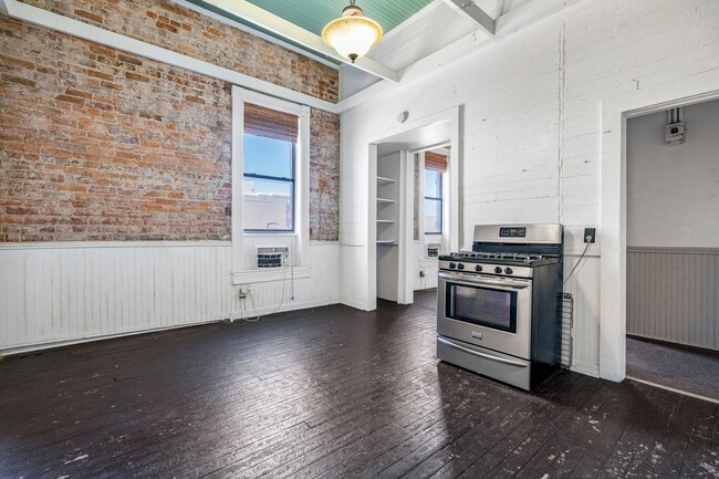 Building Photo - Historic 2-Bed, 2-Bath Apartment in Downto...