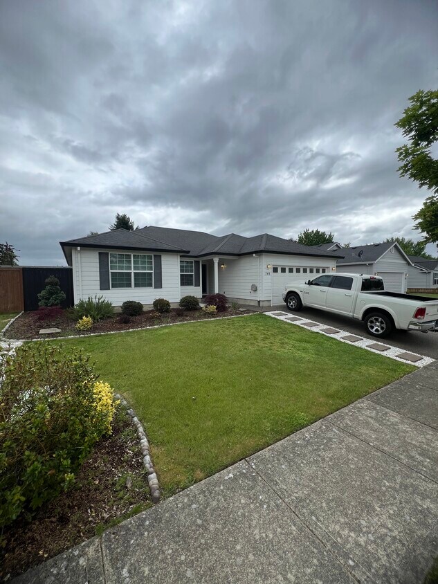 Foto principal - 748 NE Summerfield St