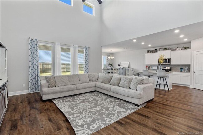 Building Photo - Beautiful Large Family Home!