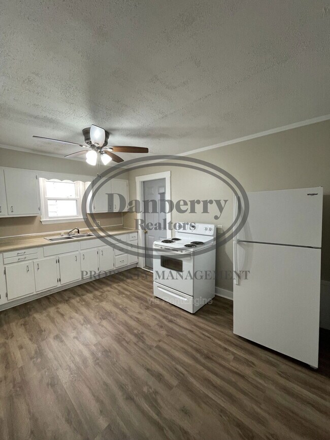 Foto del edificio - 220 N Main St