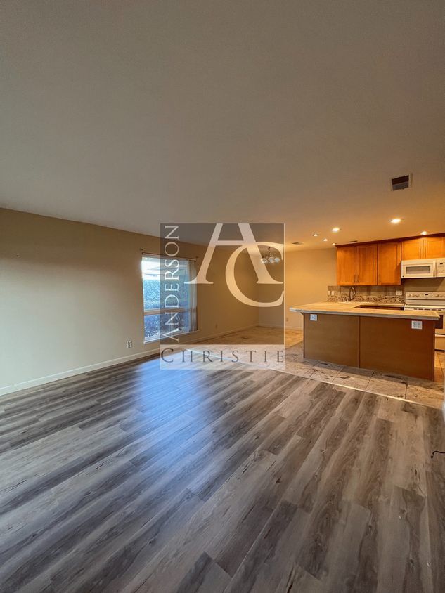 Foto principal - Charming 2BR/1BA End Unit for Rent – Great...