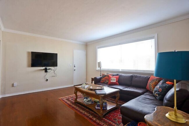 52" High Definition TV with WIFI, Netflix and other Chanels - 115 Antiquera Ave
