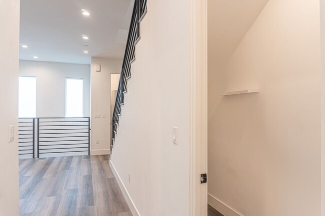 Foto del edificio - Beautiful Spacious Modern 3 Bedroom Townho...