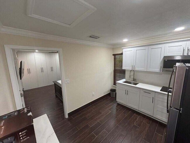 Building Photo - 1257 SE Airoso Blvd