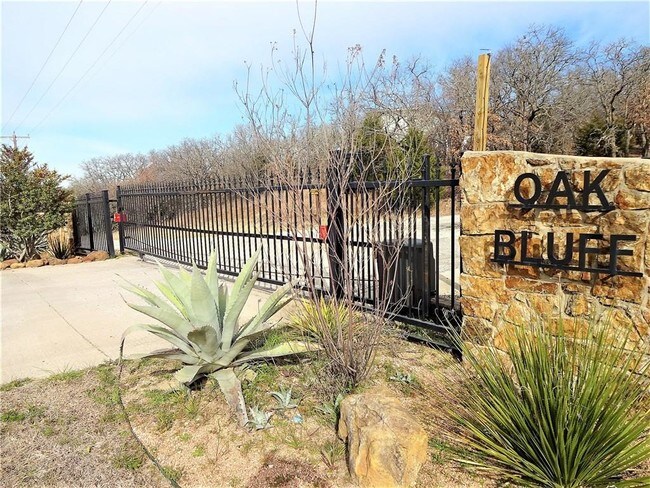 Building Photo - 650 Oak Bluff Dr