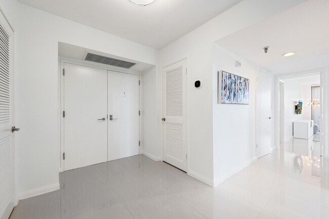 Foto del edificio - 123 Lakeshore Dr