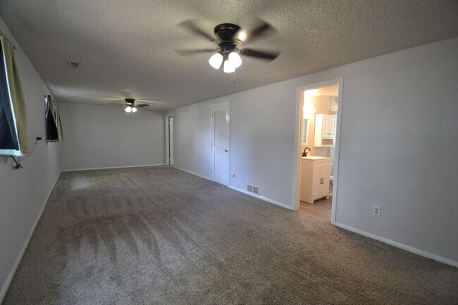 Foto del edificio - Newly Remodeled 4 Bedroom with AC!