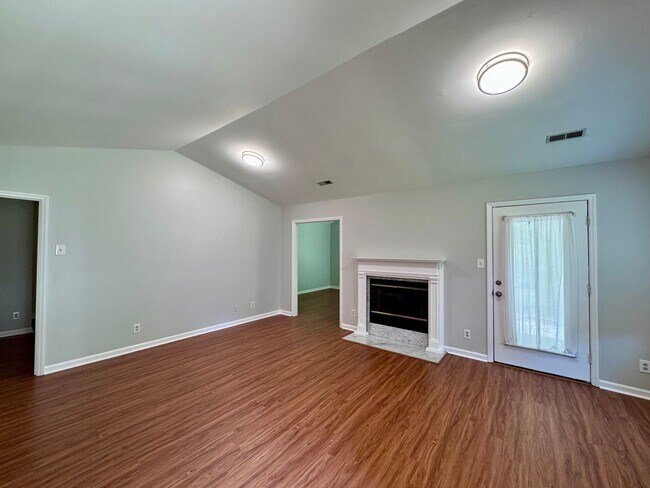 Building Photo - Desirable End Unit Townhome in Five Oaks!