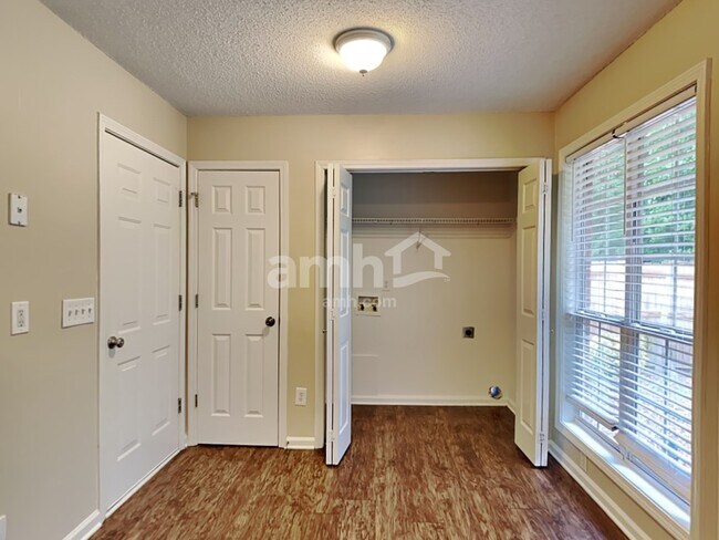 Foto del edificio - 2725 Freemans Walk Dr