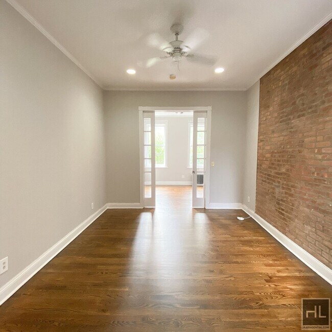 Building Photo - BARROW ST.