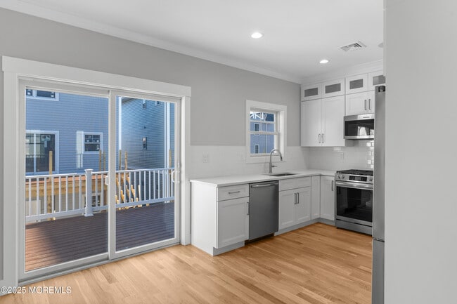 Building Photo - 51 Miller St