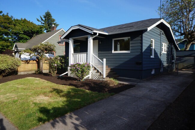 Building Photo - Sellwood/Moreland Beauty - APPLICATION PEN...