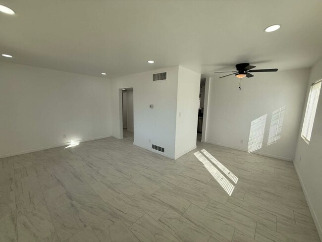 Building Photo - 333 E Linden St