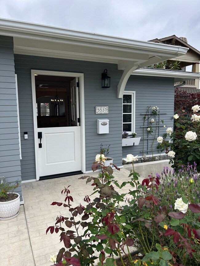 Puerta principal - 5537 Bellevue Ave