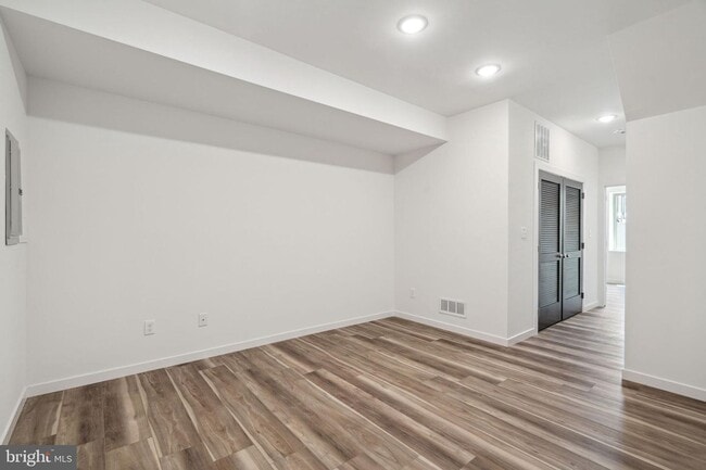 Building Photo - 5629 Warrington Ave