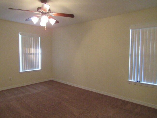 Building Photo - Easy access to shopping, I-10 & Navy Feder...