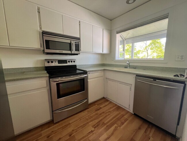 Foto del edificio - Serene two bedroom condo near Oak Knoll Golf Course | Available Now