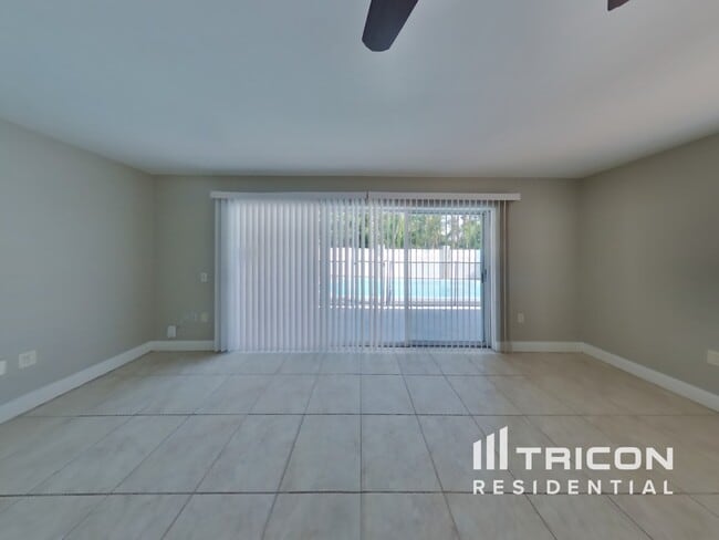 Building Photo - 1456 Lakeview Dr