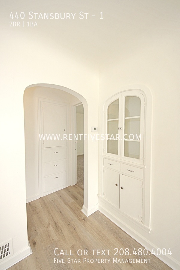 Foto del edificio - Charming 2 Bedroom Upstairs Apartment Avai...