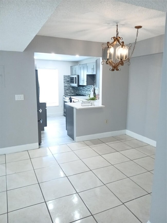 Building Photo - 4170 Inverrary Dr