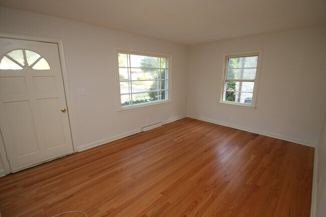Building Photo - 119 S 77th St