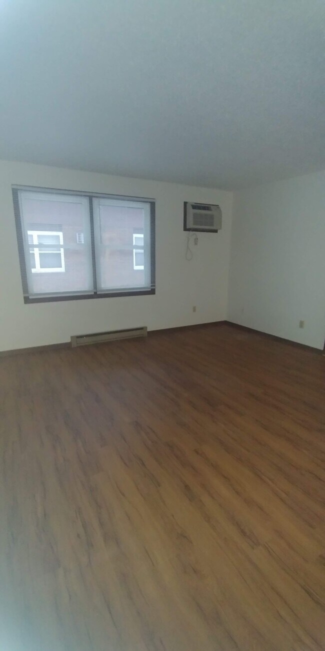 Building Photo - 2420 Spooner Ave