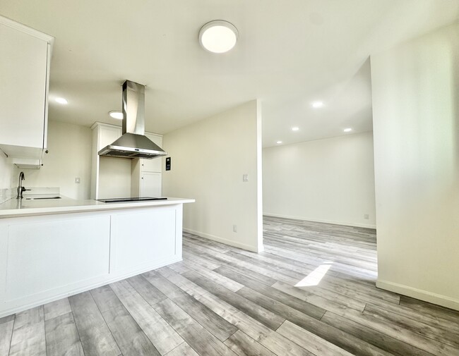 Building Photo - 4033 Sunset Blvd