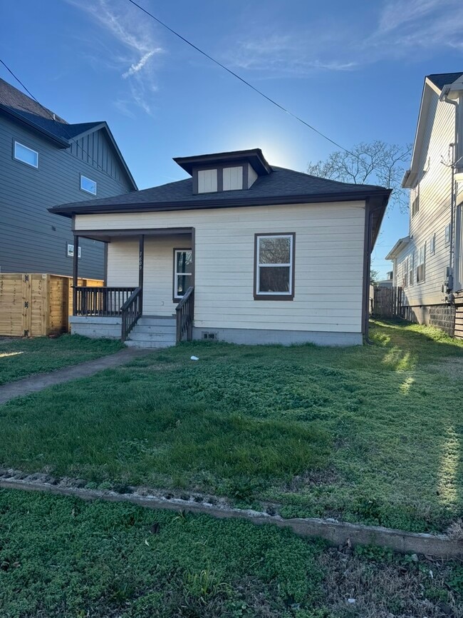 Building Photo - 1609 17th Ave N