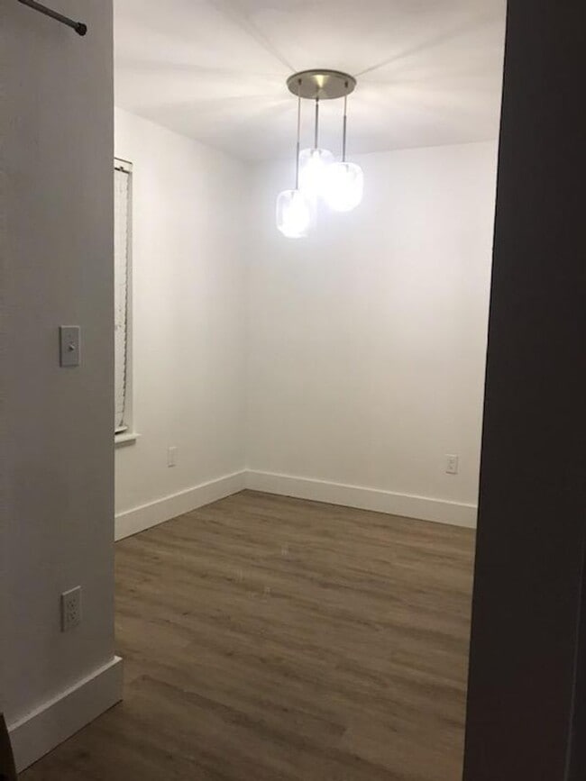 Building Photo - Remodeled Condo next to pool, park and gol...