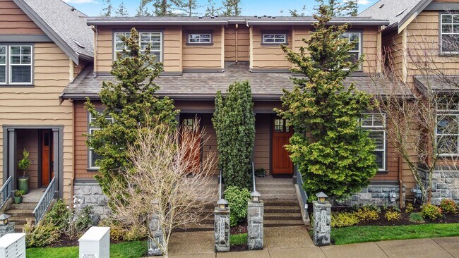 Foto del edificio - Modernly Elegant Townhome w/ 2 Primary Sui...