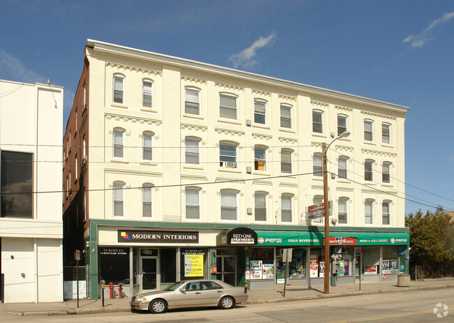 Los apartamentos de 64 Merrimack en la calle - The Apartments at 64 Merrimack Street