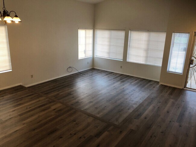 Building Photo - Spacious 4BD/3BTH Home For Lease in Moreno...