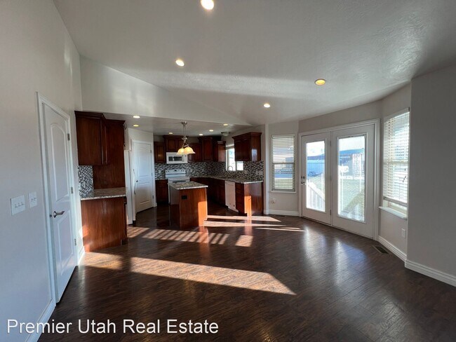 Foto del edificio - 5 br, 3.5 bath House - 390 E Nygreen Street