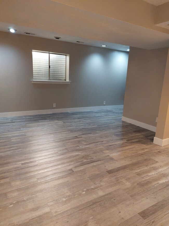 Building Photo - 383 W 750 N