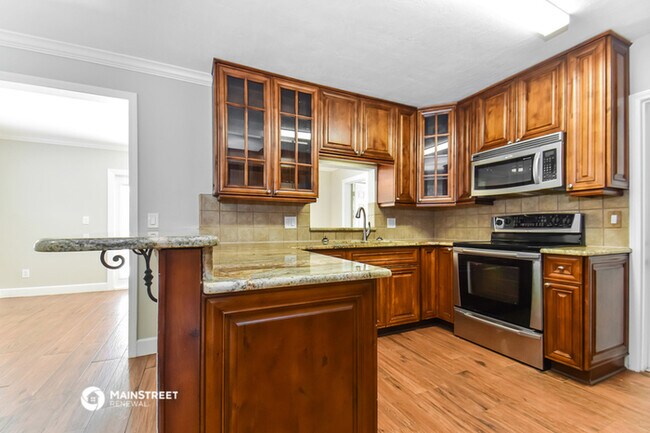 Building Photo - 2460 Sunderland Rd
