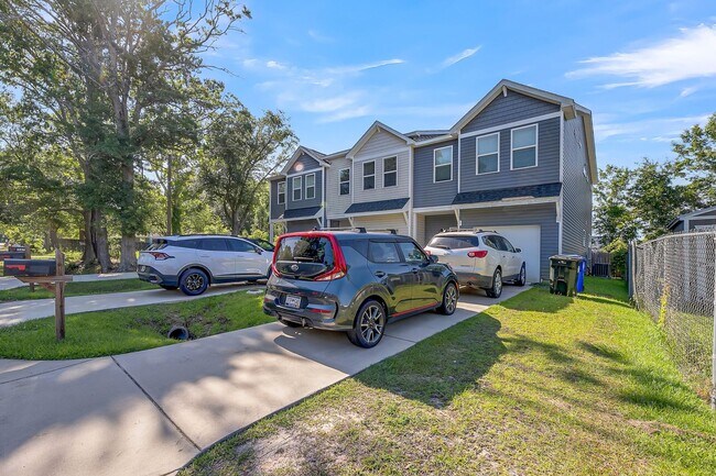 Foto del edificio - Gorgeous West Ashley Town home!