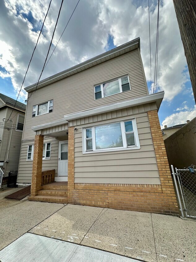 Primary Photo - 307 Amity St