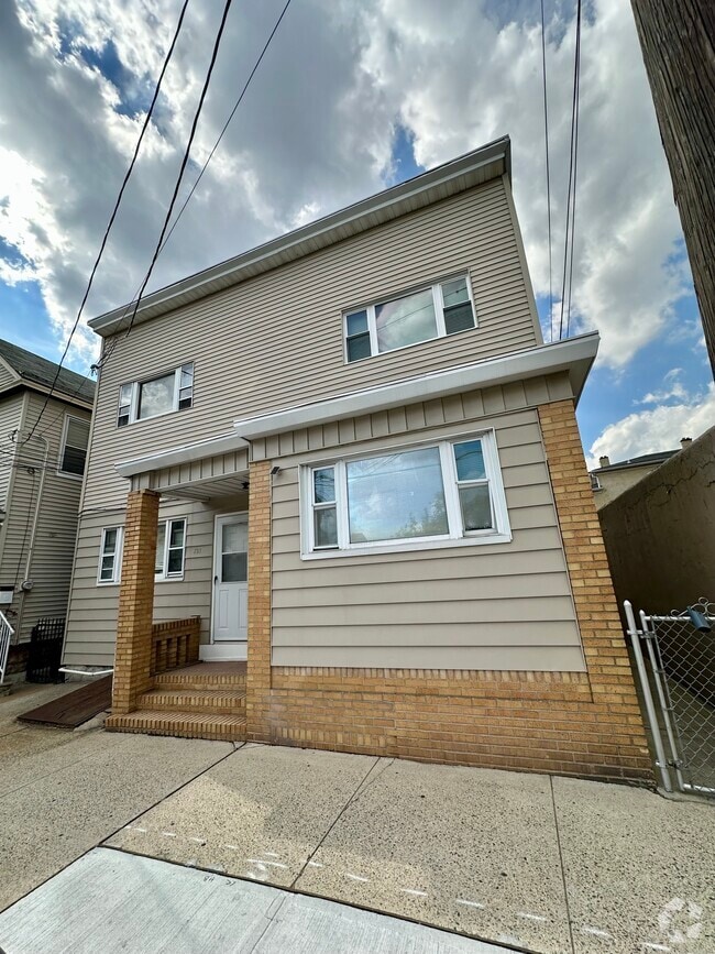 Building Photo - 307 Amity St