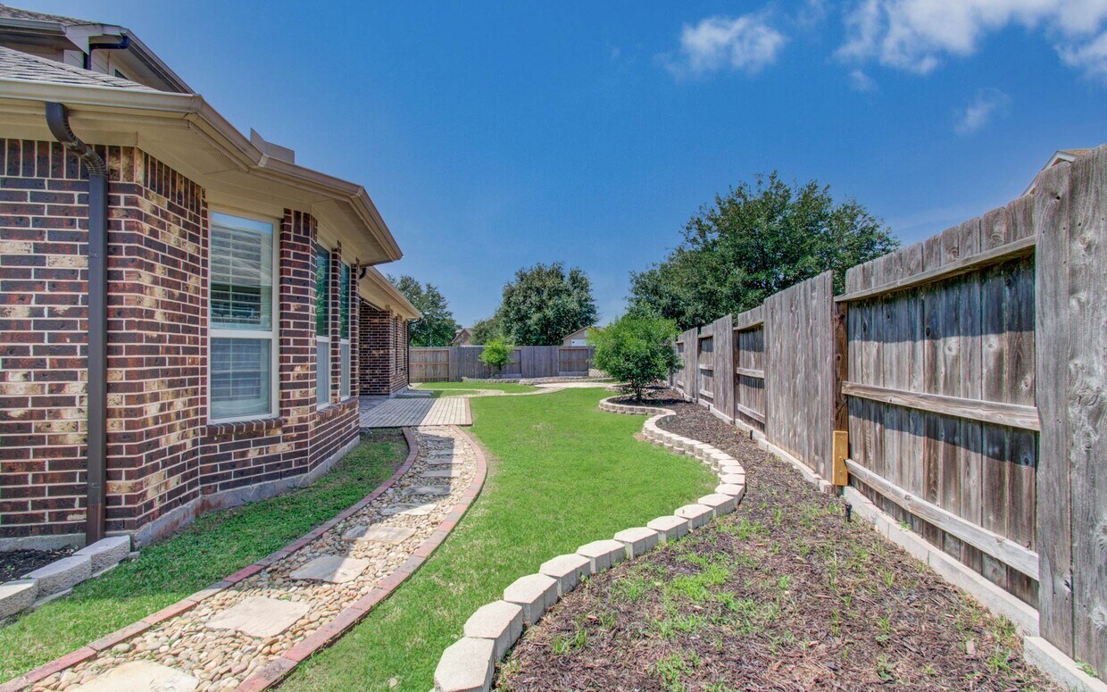 Building Photo - 28666 Pleasant Forest Dr