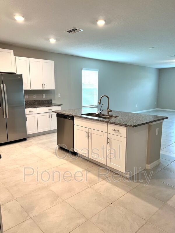 Building Photo - 16695 Parker River St