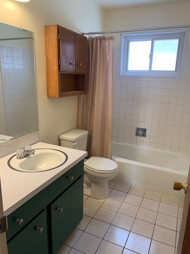 Building Photo - 3 BEDROOMS, PLUS BONUS ROOM, 2 BATHROOM, S...