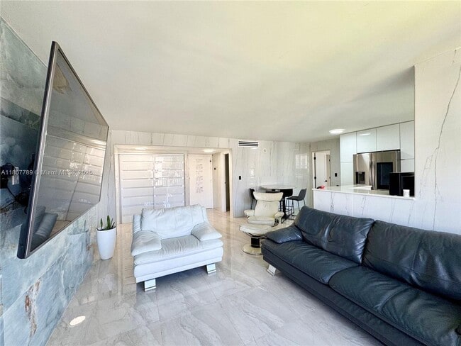 Foto del edificio - 17011 N Bay Rd