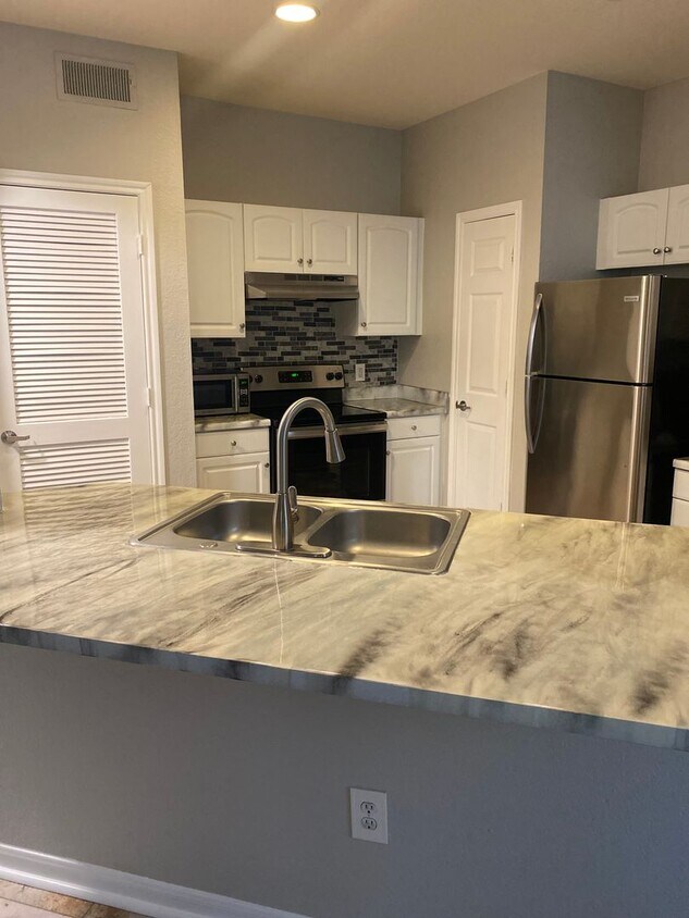 Primary Photo - Large Downtown 1 bedroom with Pool View!